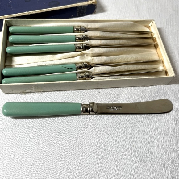Vintage Sheffield boxed 6 silver-plated tea knives turquoise Bakelite handles - Picture 1 of 6